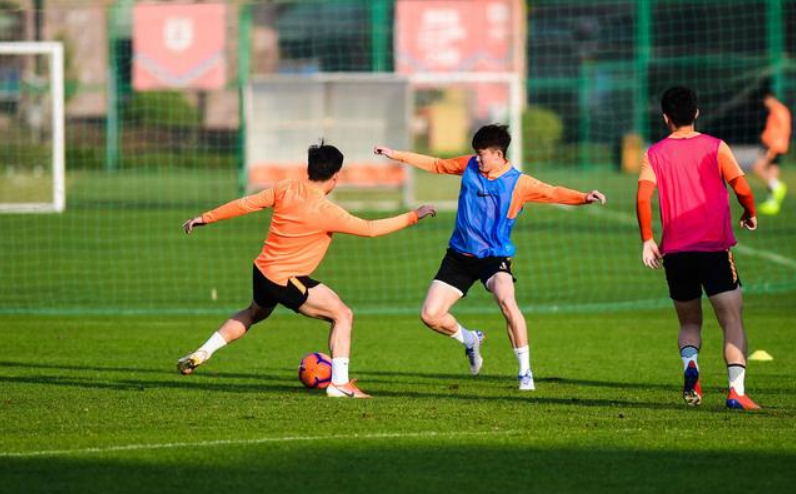 里尔内部会议纪要流出——赛前外线爆发，中超使命明确，赛程密集仍需轮换(皇家马德里能否赢得对阵里尔的胜利)