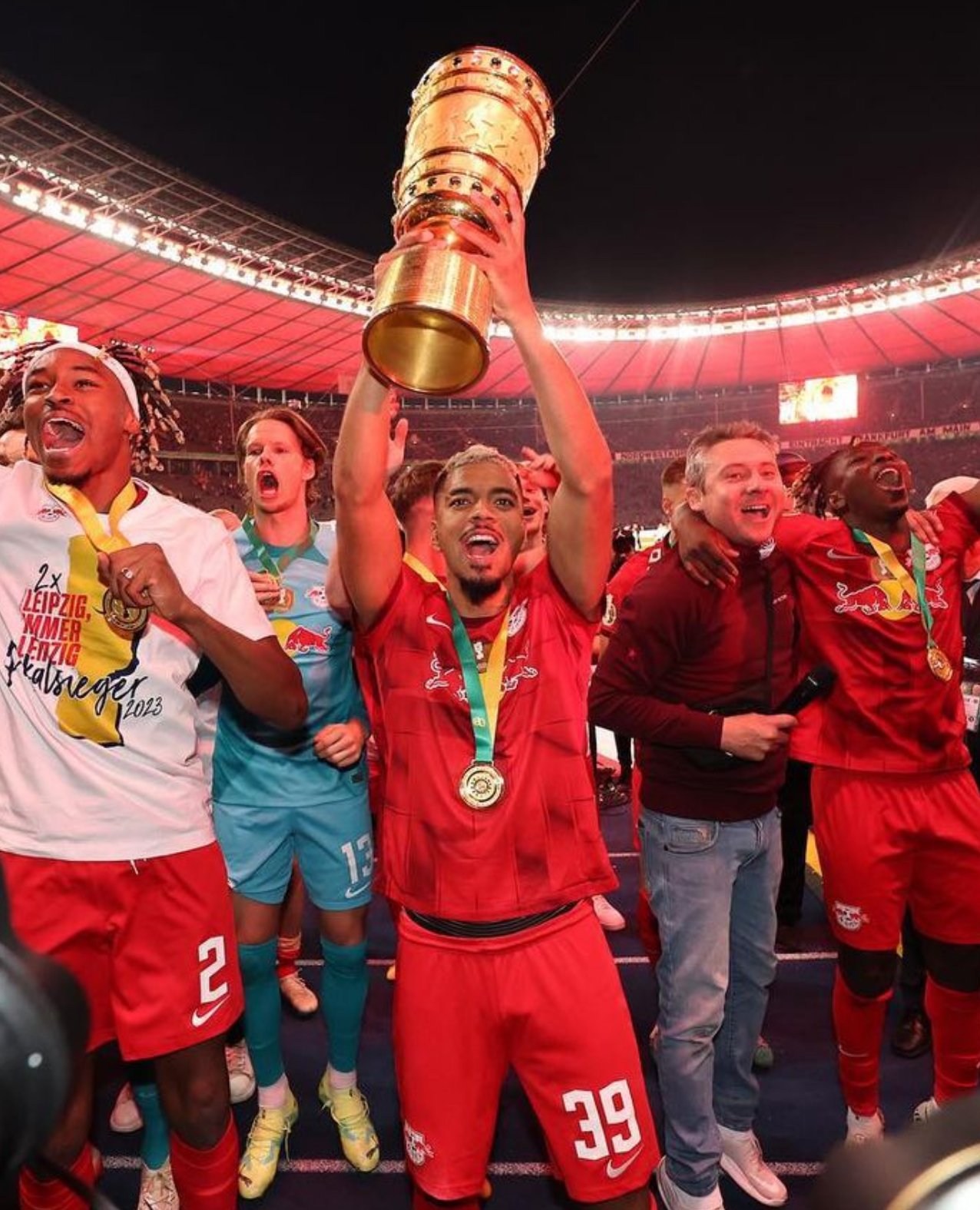 包含里程碑夜克里夫兰骑士造点机会；葡超集结日刷纪录；悬念犹存；年轻球员得到机会的词条