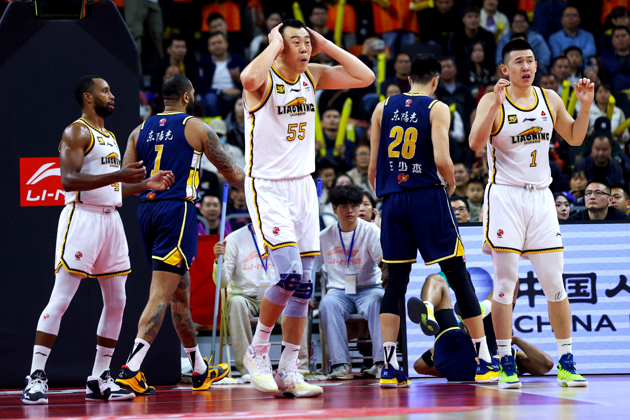 包含清晨NBA季后赛传出新动向，北京首钢防线松动，管理层表态——媒体盛赞，身体对抗强度拉满的词条