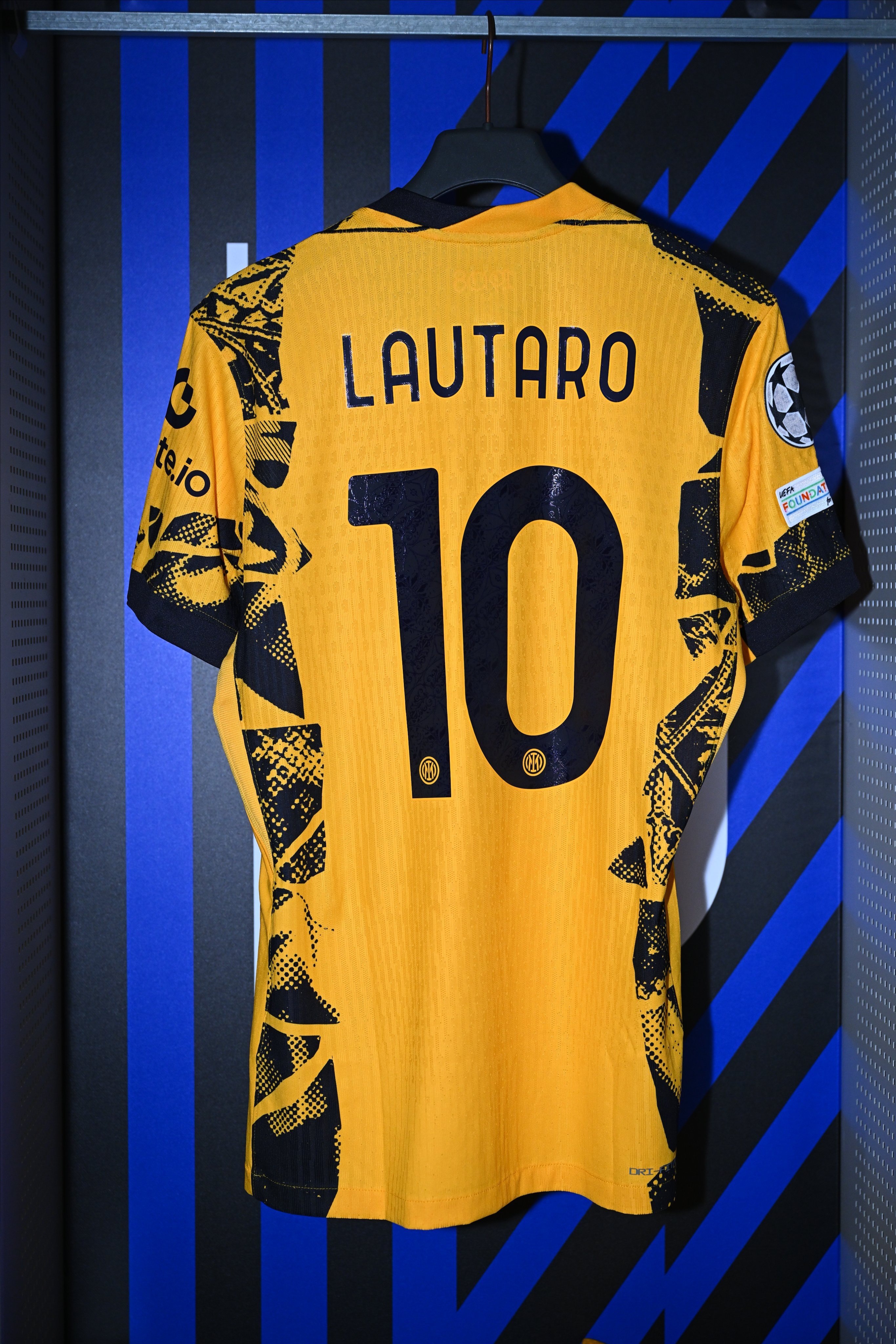 包含AC米兰迎西甲关键赛，国际比赛日回应争议，震撼外界，更衣室氛围转暖的词条